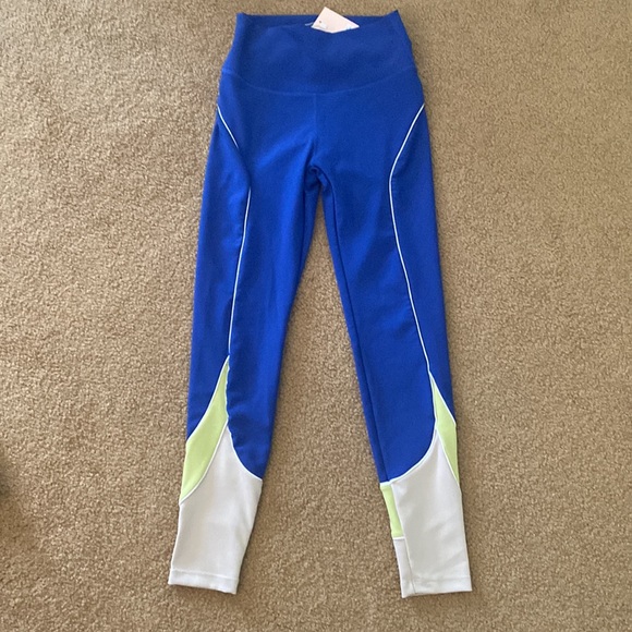 Wilo 2 piece Sports Bra and Leggings - Picture 4 of 8